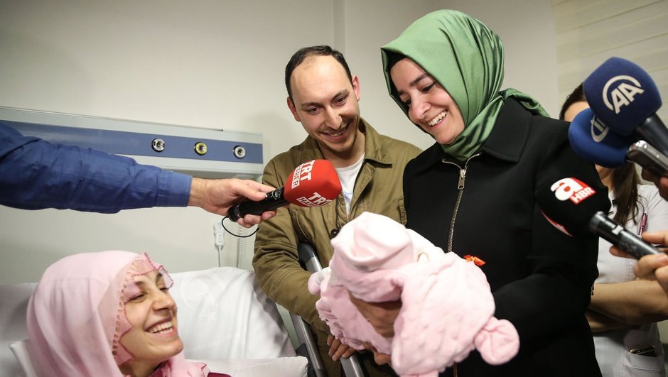 Aile Bakanı Kaya yılın ilk bebeğini ziyaret etti