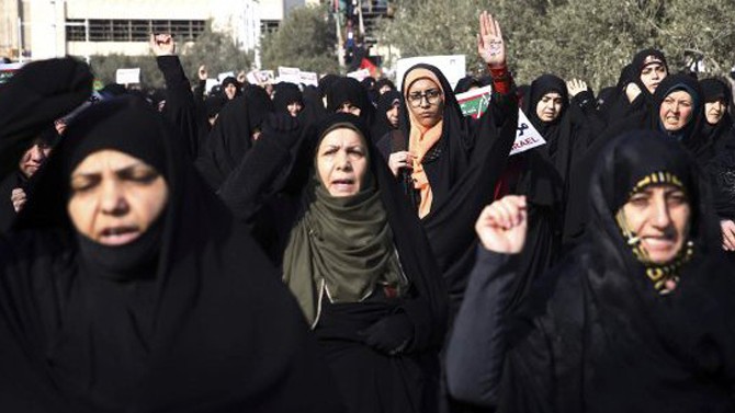 İran'da rejim destekçileri de sokakta