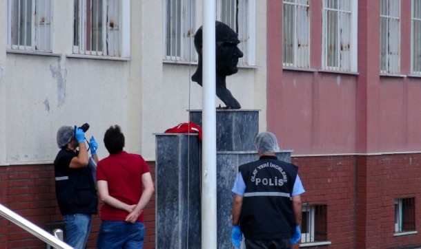 Okul bahçesindeki Türk bayrağını indirdiler