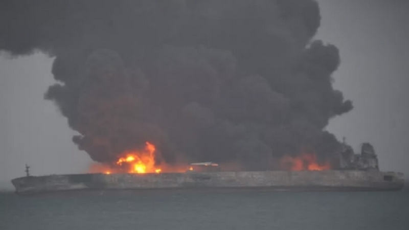 İran petrol gemisi yanmaya devam ediyor