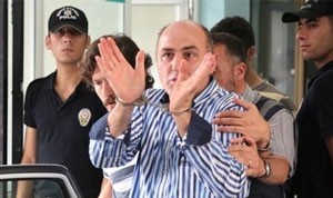 Gözaltına alınan iki polis serbest