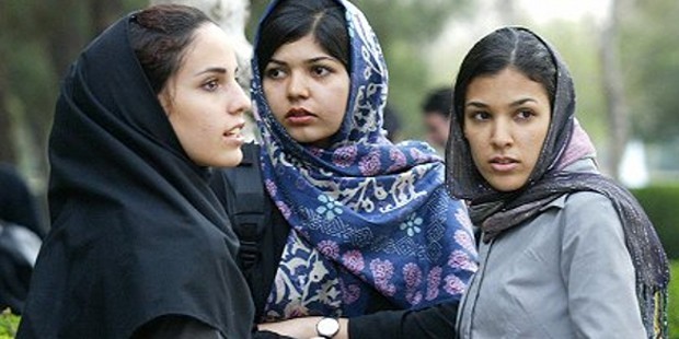 İranlı kadınlar, zorunlu başörtüsüne karşı çıktı!