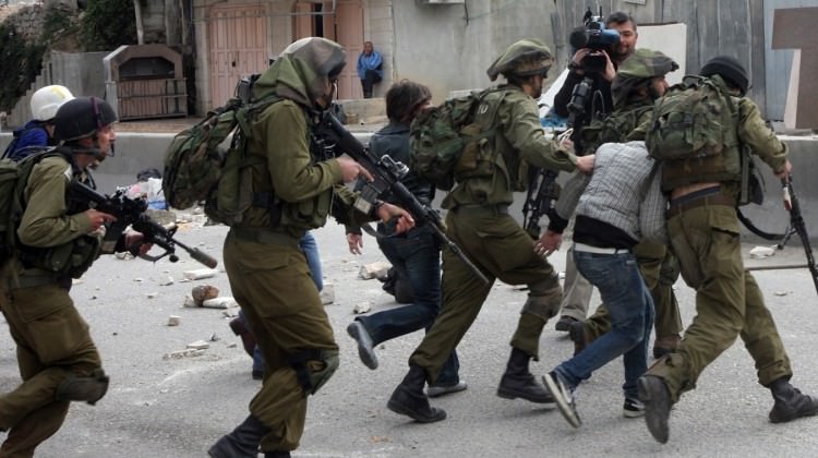 İsrail güçleri 21 Filistinliyi gözaltına aldı