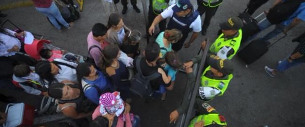 Venezuelalılar Kolombiya'ya kaçıyor
