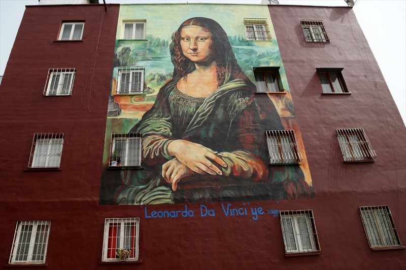 Mona Lisa’yı bina duvarına çizdi