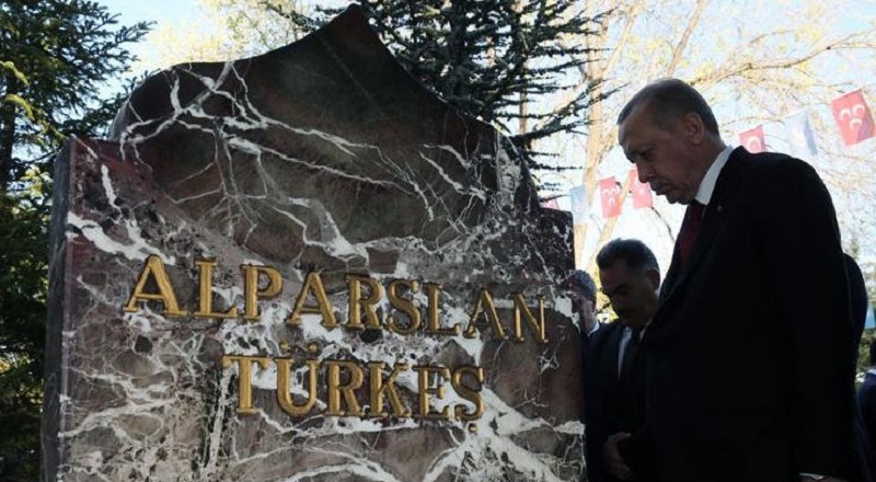Erdoğan, Türkeş’in kabrini ziyaret etti