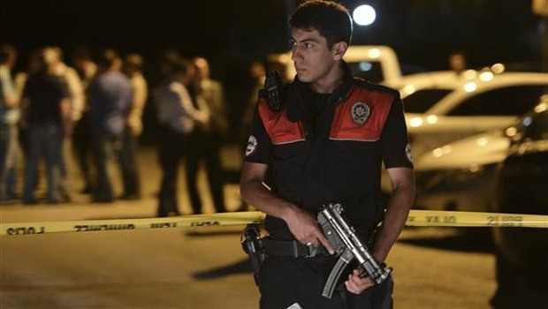 Ankara'da çatışma: 1'i polis 3 yaralı