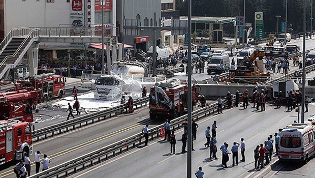 Yıkılan üst geçiti AKP'li mütehhit yapmış