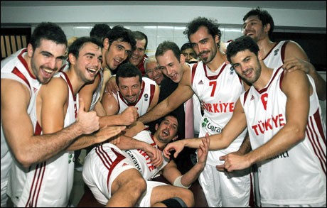 12 Dev Adam gruptan çıktı