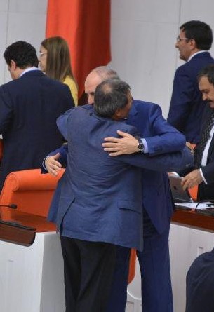 MHP'li vekil Numan Kurtulmuş'a sım sıkı sarıldı