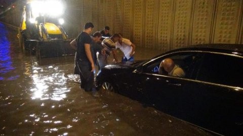 Belediye Başkanı selde mahsur kaldı