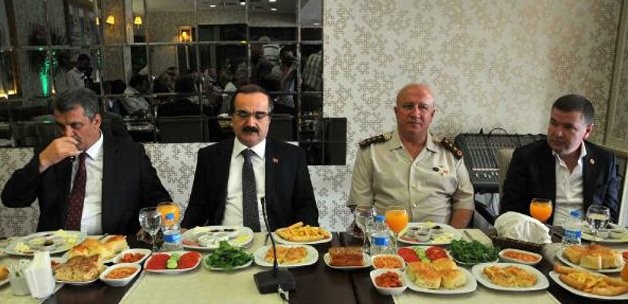 Halka 'Gavat' diyen Vali'nin keyfi yerinde