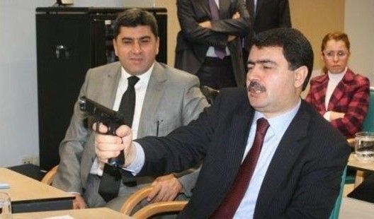 Vali'nin silahlı resmi sosyal medyayı salladı