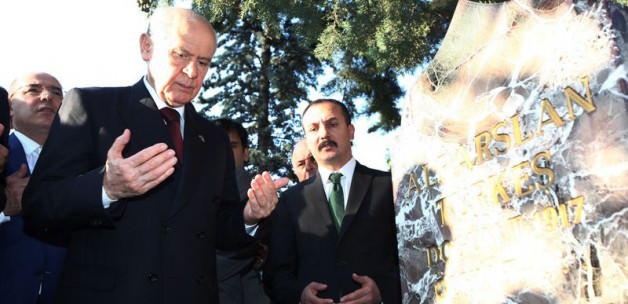 Bahçeli, Türkeş'in mezarını ziyaret etti