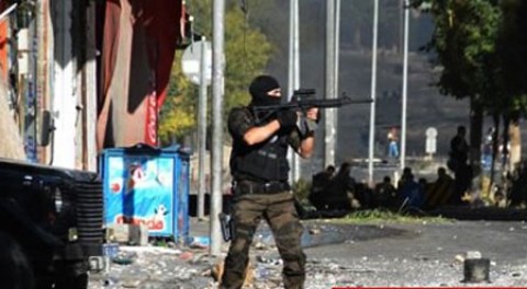 Türk bayrağını indiren haini vurdu!