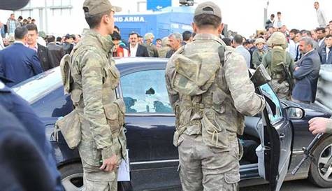Eski başkan ve oğluna infaz