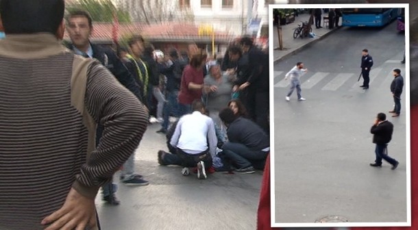 Polise satırla saldıran şahıs vuruldu