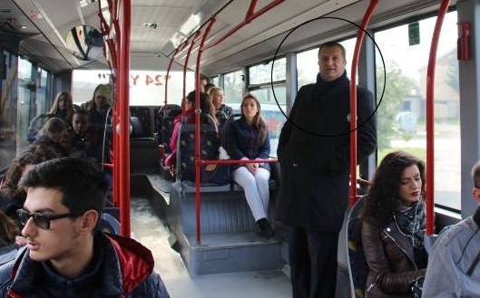 Belediye başkanı işe otobüsle gidip geliyor