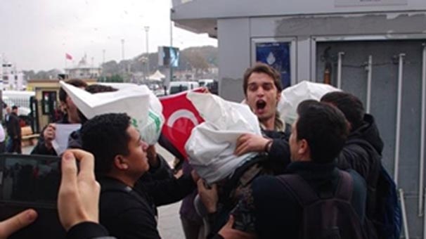 ABD askerlerinin başına çuval geçirdiler