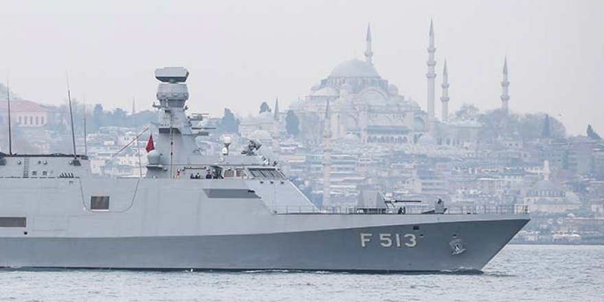 Türk savaş gemileri İstanbul Boğazı'nda