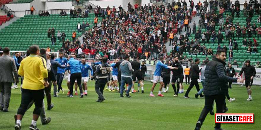 Amedspor – Sakaryaspor maçında tekme tokat kavga! İki futbolcu oyundan atıldı