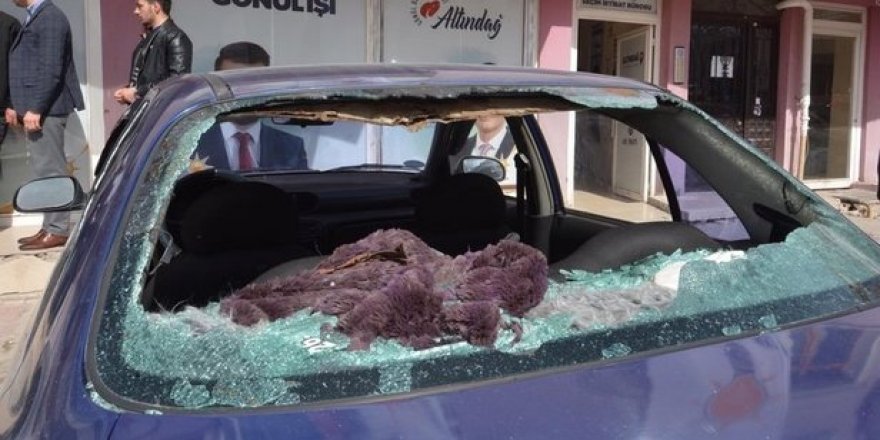 Ak Parti Ankara seçim irtibat bürosuna saldırı