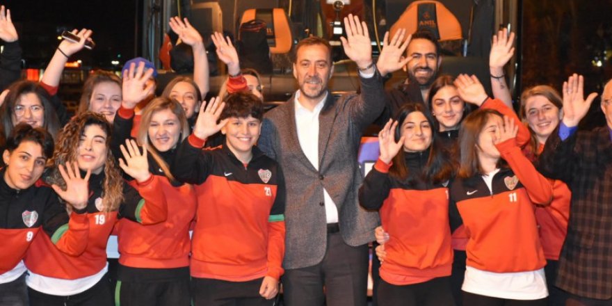 Silivri’nin yeni başkanı Yılmaz kadın futbolcuları uğurladı!