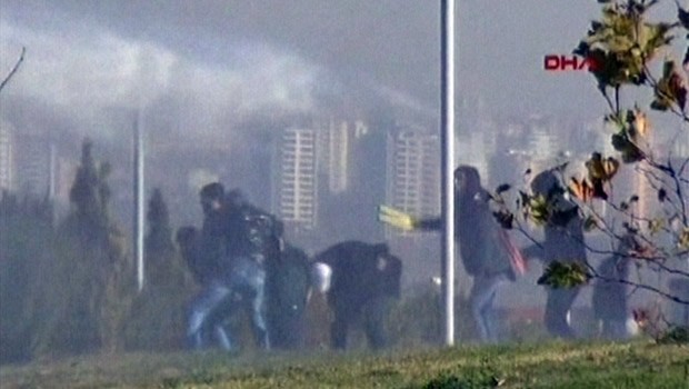 Üniversite karıştı, Polis Ülkücülere gaz sıktı