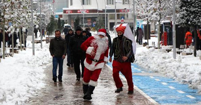 BBP'liler, 'Yeniçeri'ye 'Noel Baba'yı kovalattı