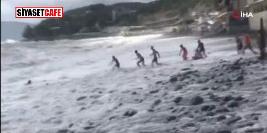 Karadeniz'de 20 kişi dev dalgalardan kurtarmak için uğraştı!