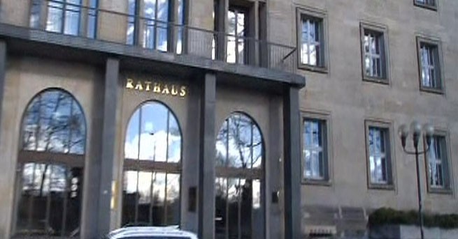 Bıçaklayıp öldürdüler, gamalı haç çizdiler