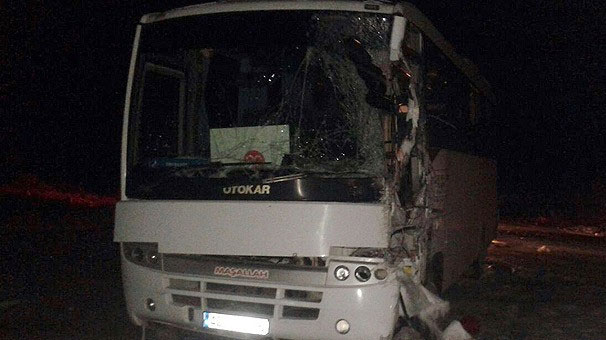 MHP'lileri taşıyan midibüs kaza yaptı: 1 ölü, 6 yaralı