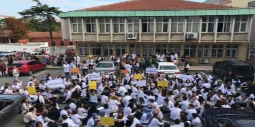Çapa Tıp’ta deprem eylemi yapan öğrenciler binaya girmiyor