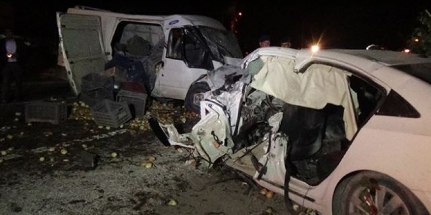 Afyonkarahisar’da otomobil ile minibüs çarpıştı; Ölü ve çok sayıda yaralı var
