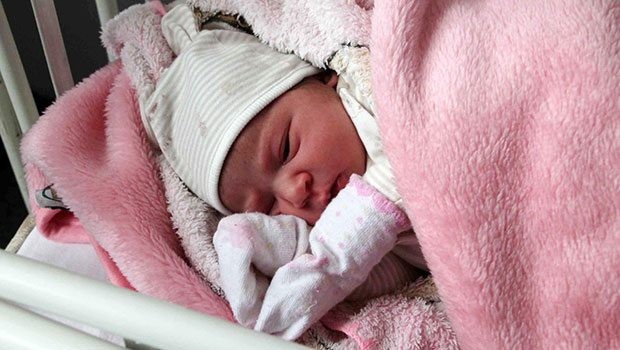Vicdansız anne bebeğini bıraktı kaçtı