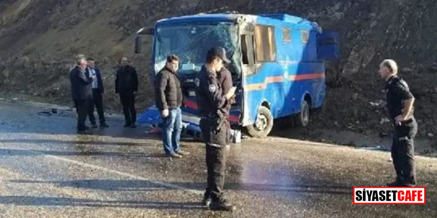 Sivas'ta feci kaza: Cezaevi aracı devrildi