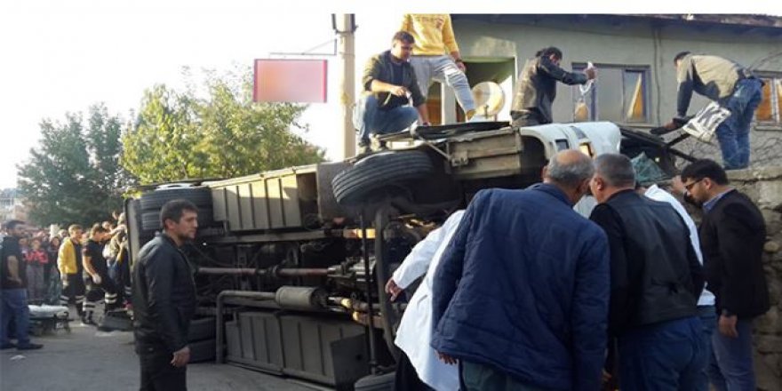 Uşak’ta feci trafik kazası: 1 Ölü 14 yaralı