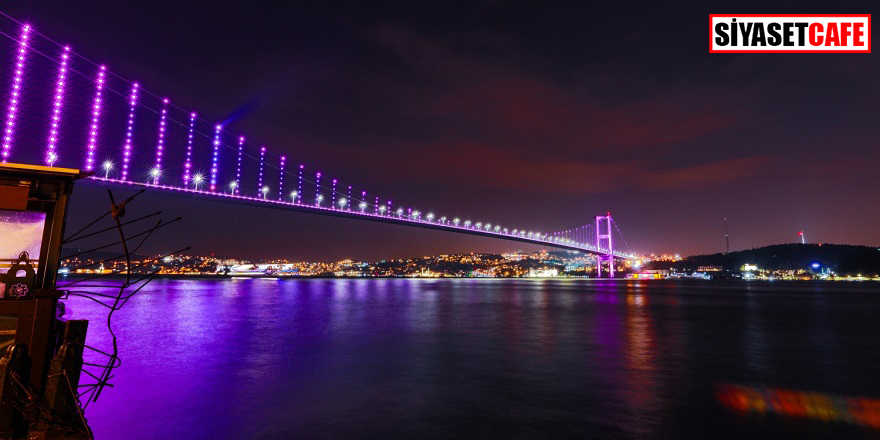 İstanbul’da köprüler mor renge büründü