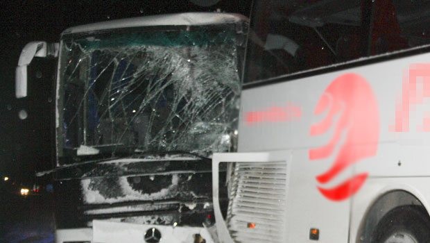 MHP'lileri taşıyan otobüsü kaza yaptı : 1 ölü, 15 yaralı