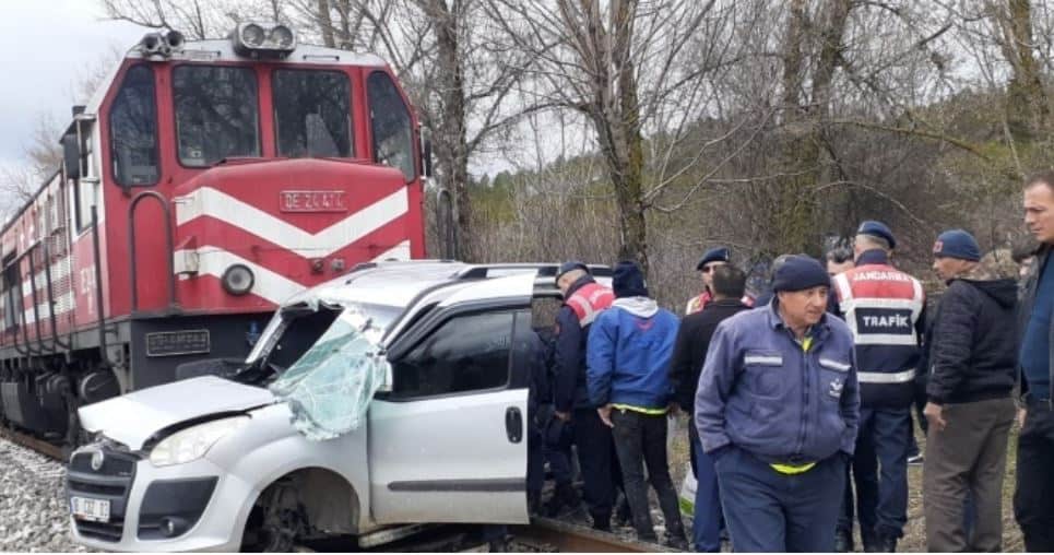 Uşak'ta tren aracı biçti: 2 ölü, 2 yaralı