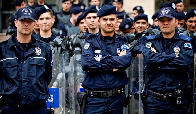 Emniyet saldırısında iki polis yaralandı