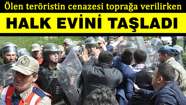 Teröristin cenazesi toprağa verilirken evi taşlandı