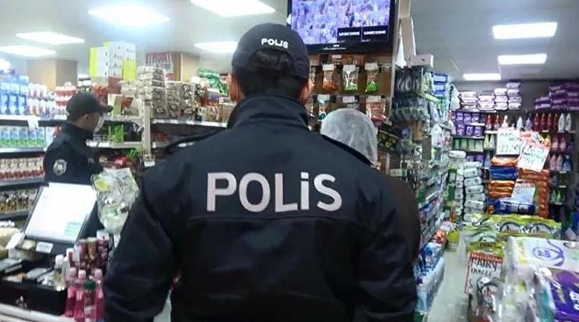 İstanbul'da kaçak çalışan markete baskın: Müşteriler polisi görünce saklandı