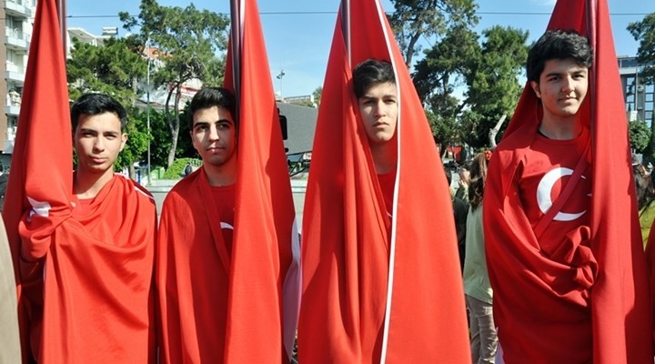 Töreni'nde üşüyen öğrenciler bayrakla ısındı