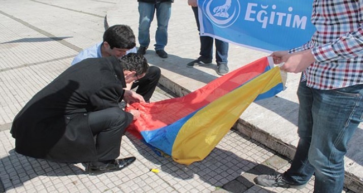 Ülkücüler Ermeni bayrağı yaktı