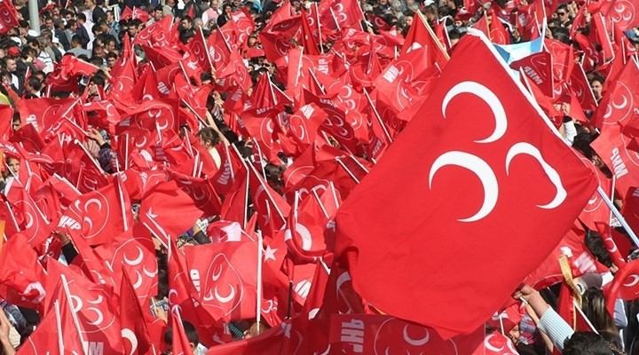 MHP'li Belediye Başkanı  istifa edip, AKP'ye geçti.