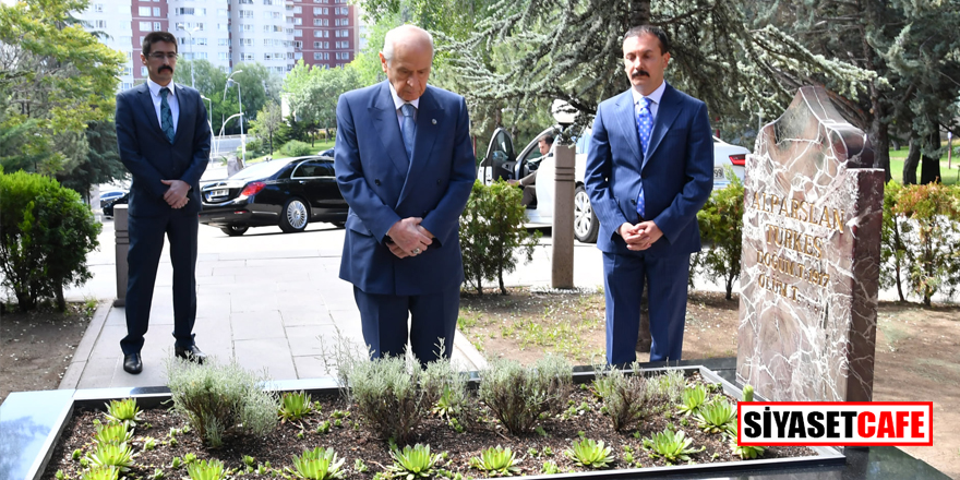 MHP Lideri Devlet Bahçeli, Alparslan Türkeş'in mezarını ziyaret etti