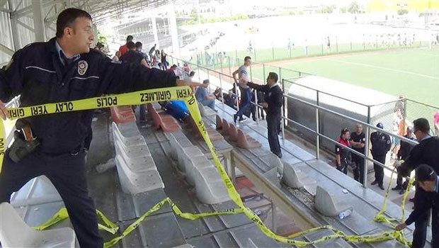 Tribün çöktü; yaralılar var