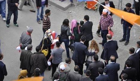 AKP mitinginde 'benim türbanlı bacımı' dövdüler