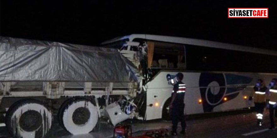 ​​​​​​​Uşak'ta yolcu otobüsü ile kamyonet çarpıştı!Çok sayıda ölü ve yaralı var